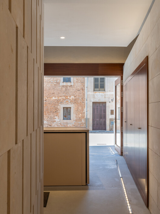 Centro Cultural Abeurador Santanyi / Arquitectura Rambla 9 - Fotografía interior, Madera, Concreto