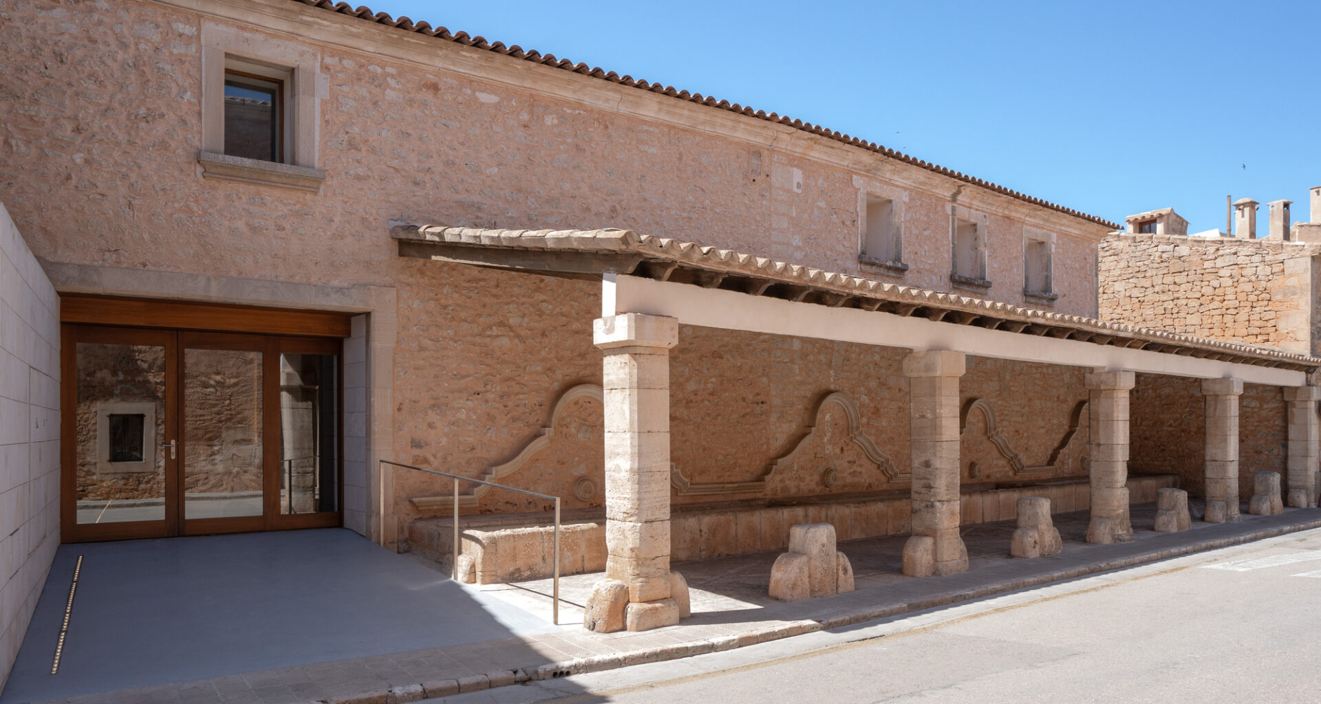 Centro Cultural Abeurador Santanyi / Arquitectura Rambla 9