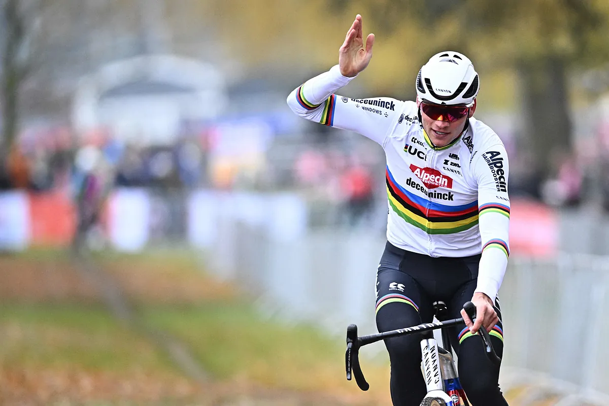 Van der Poel derrota a Van Aert en su primer duelo en la Copa del Mundo de ciclocross - El Mundo