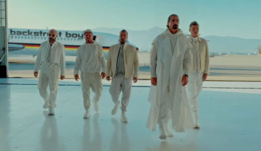 Los Backstreet Boys recrean su mítico videoclip de 'I Want It That Way' 26 años despúes, con una importante diferencia