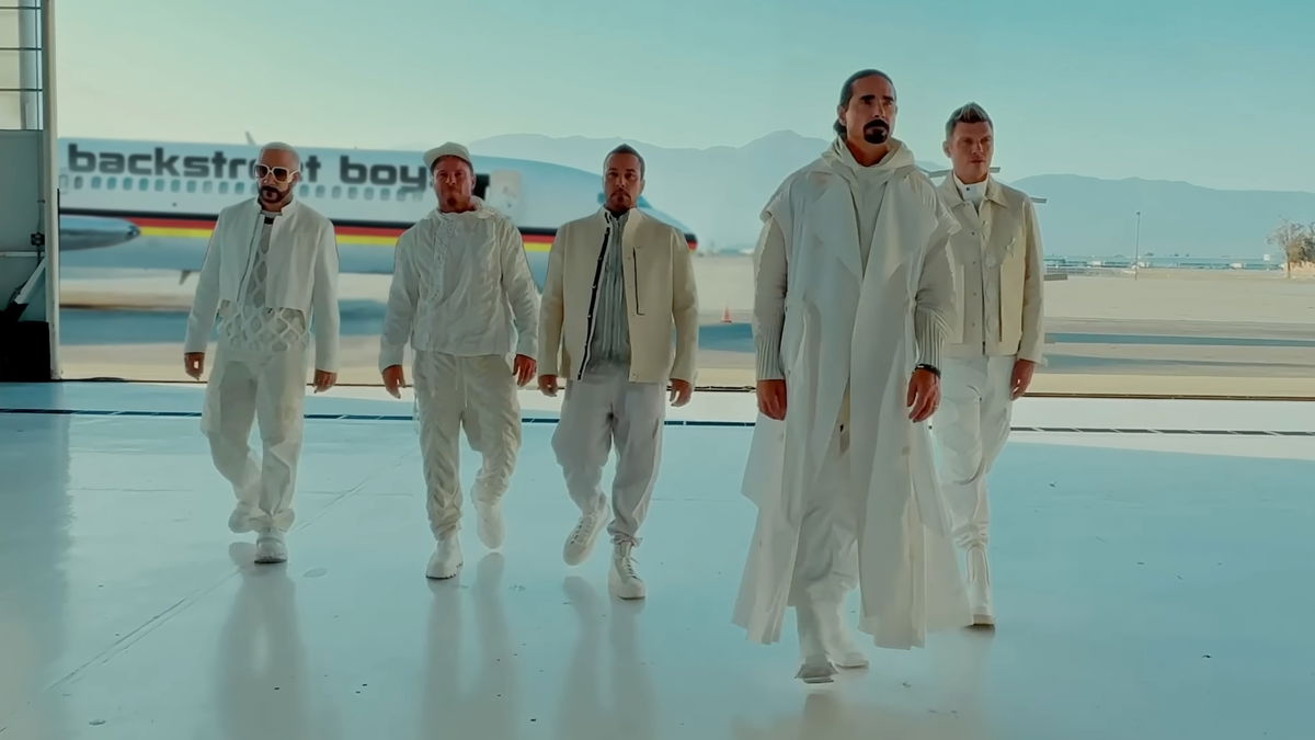 Los Backstreet Boys recrean su mítico videoclip de 'I Want It That Way' 26 años despúes, con una importante diferencia