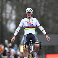 Van der Poel se impone a Van Aert en su primer pulso de la temporada