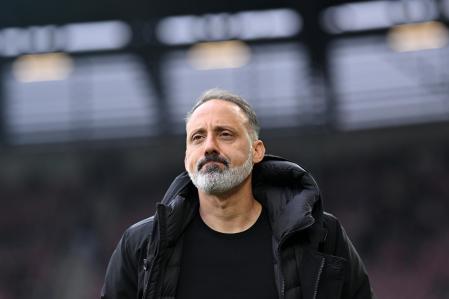 AUGSBURG, GERMANY - NOVEMBER 10: Pellegrino Matarazzo, Head Coach of TSG 1899 Hoffenheim, looks on prior to the Bundesliga match between FC Augsburg and TSG 1899 Hoffenheim at WWK-Arena on November 10, 2024 in Augsburg, Germany. (Photo by Daniel Kopatsch/Getty Images)