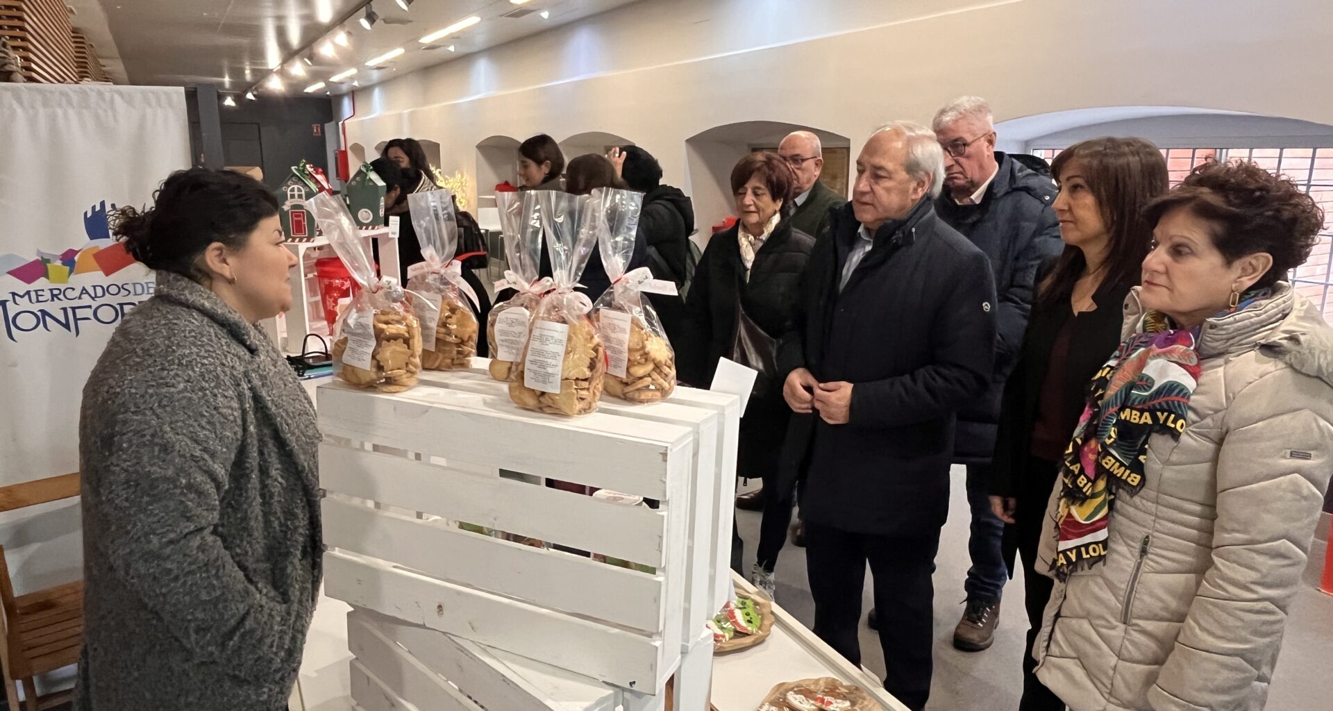 El Alcalde visita el Mercado Navideño organizado por el Ayuntamiento de Monforte y anima a comprar en el comercio local