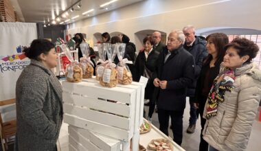 El Alcalde visita el Mercado Navideño organizado por el Ayuntamiento de Monforte y anima a comprar en el comercio local