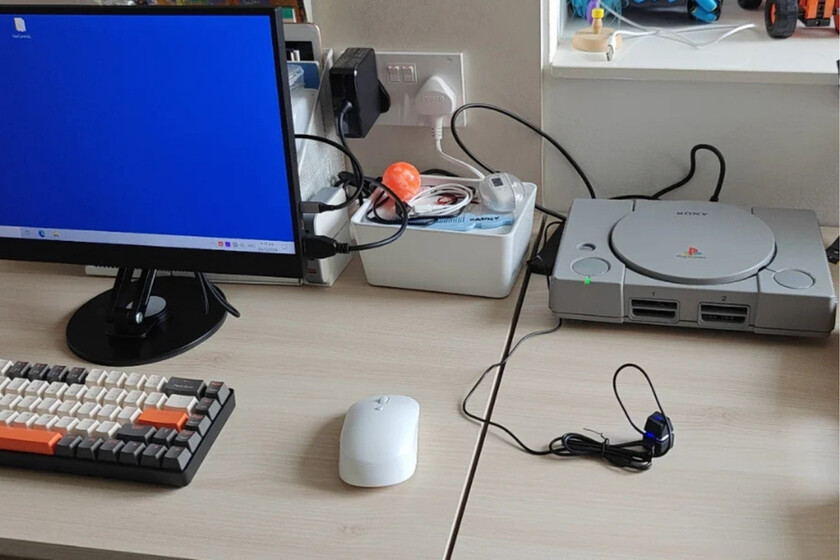 "Quería sorprender a mi hijo por Navidad". Invierte 850 euros en construir un PC Gaming dentro de la primera PlayStation