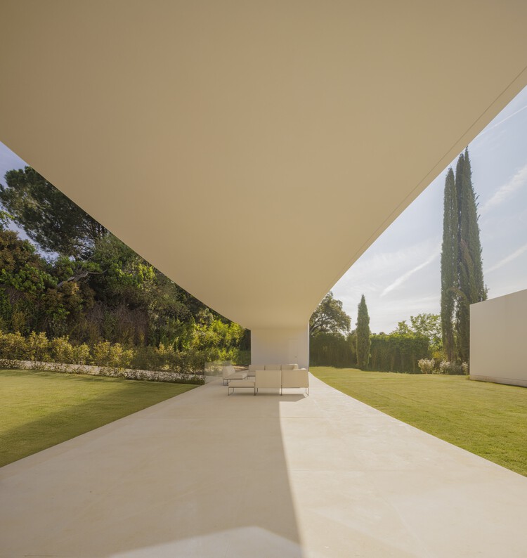 Villa Lago / Fran Silvestre Arquitectos - Imagen 3 de 25