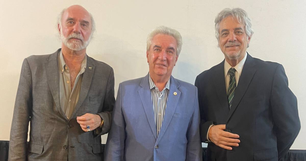 Tres escritores en un nuevo programa de radio