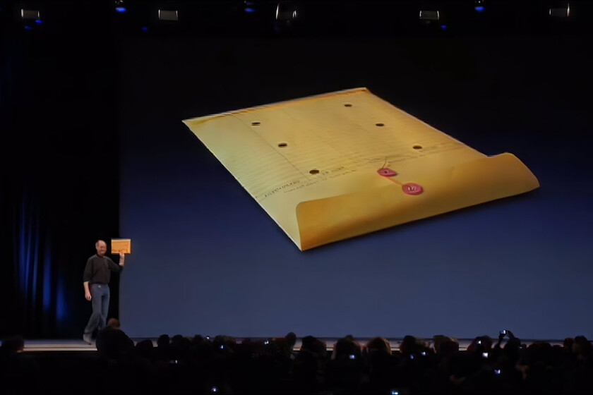 Hace 17 años, Steve Jobs convirtió un sobre de manila en un símbolo que cambió para siempre el marketing tecnológico