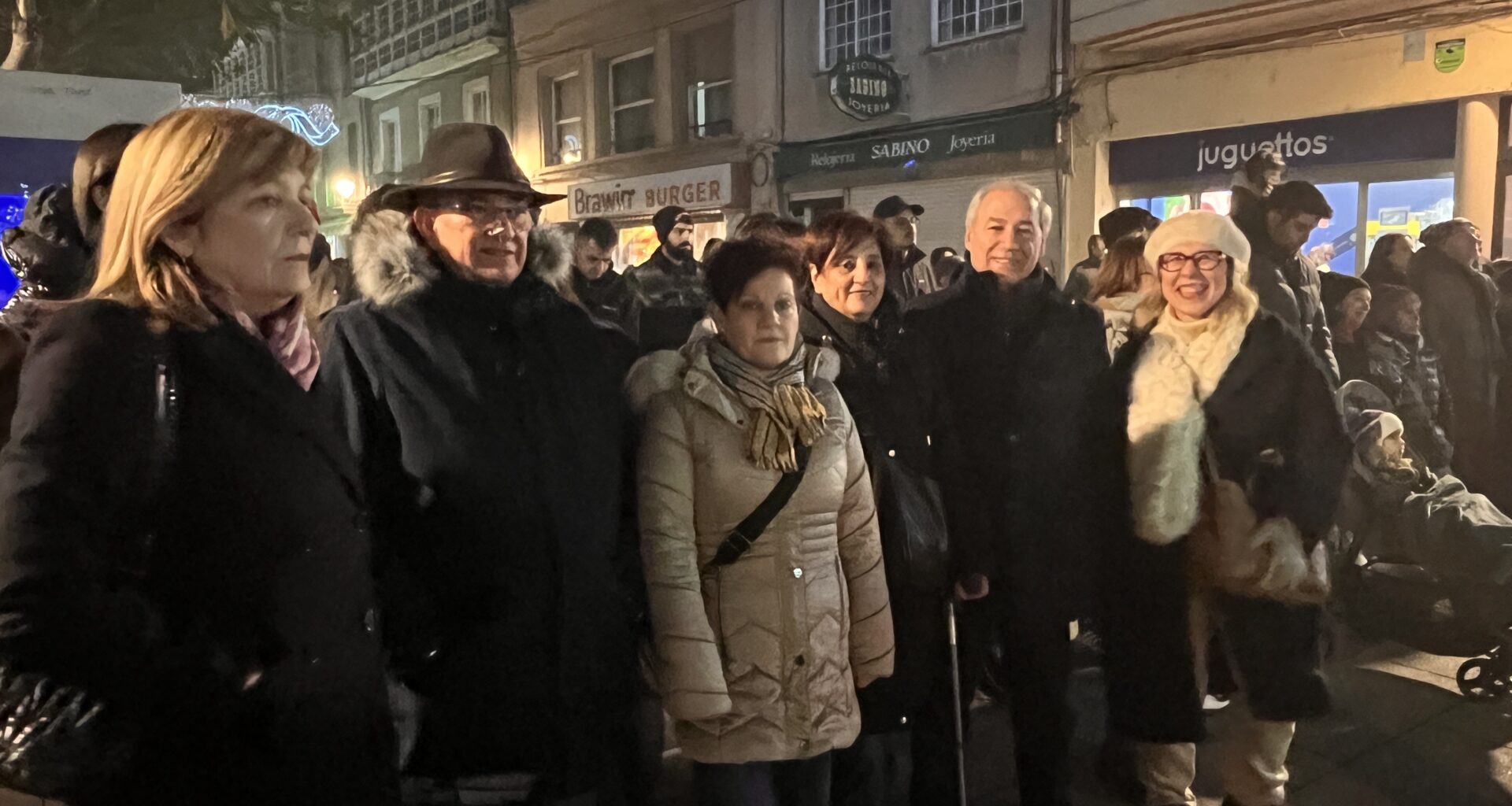 El Alcalde asiste al concierto de Deloreans en la calle Cardenal, dentro del programa de las Fiestas de Navidad