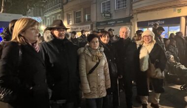 El Alcalde asiste al concierto de Deloreans en la calle Cardenal, dentro del programa de las Fiestas de Navidad