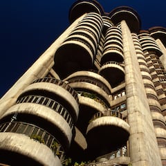 Dos arquitectos se adentran en uno de los edificios más icónicos de Madrid, las Torres Blancas: “Había mucha poesía”