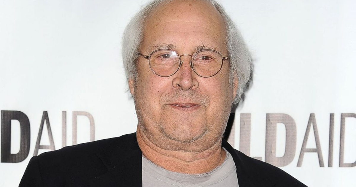 La familia de Chevy Chase reveló detalles de los dramáticos días en los que estuvo al borde de la muerte: “Básicamente resucitó”