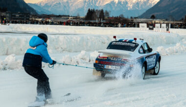 Ferdi Porsche resucitó una mítica carrera en los Alpes y hoy es un espectáculo de superdeportivos derrapando sobre hielo con esquiadores atados al paragolpes