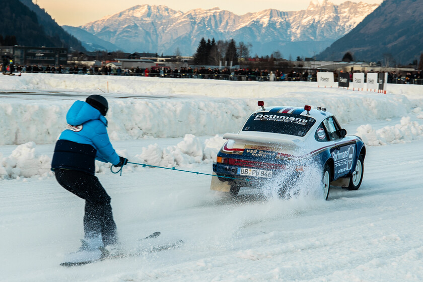 Ferdi Porsche resucitó una mítica carrera en los Alpes y hoy es un espectáculo de superdeportivos derrapando sobre hielo con esquiadores atados al paragolpes