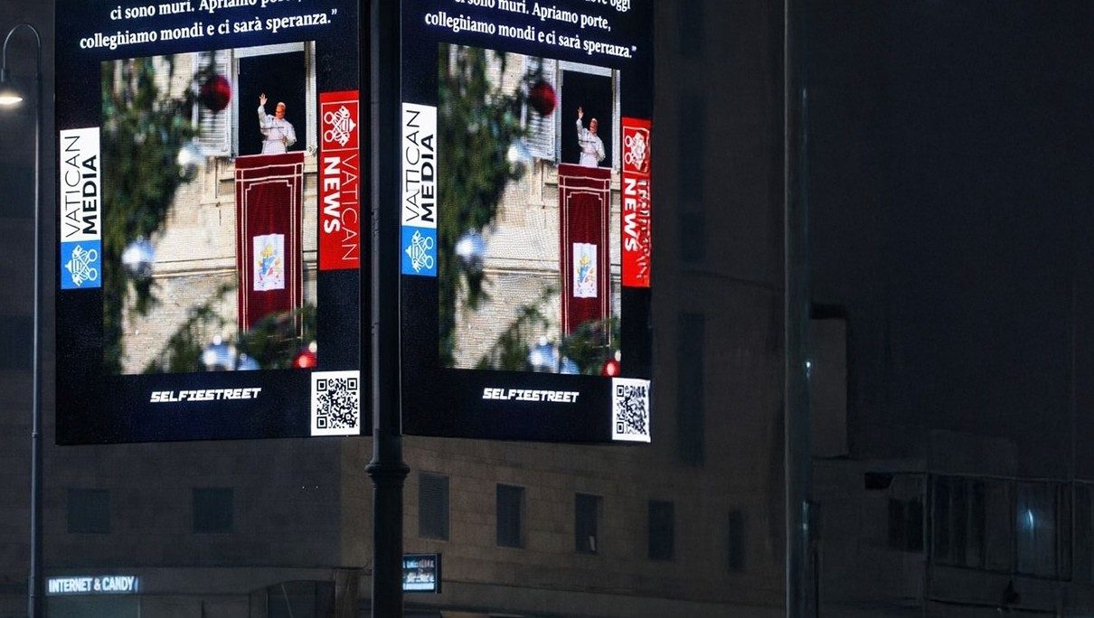 Las imágenes y las palabras del Papa iluminan Roma