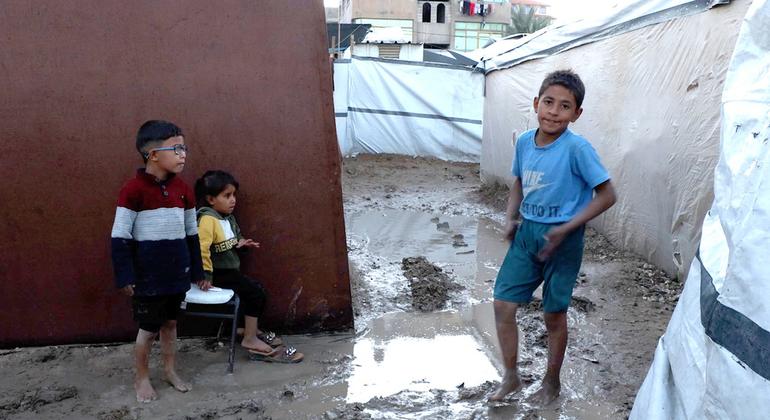 Un nuevo temporal vuelve a inundar las tiendas de los desplazados en Gaza