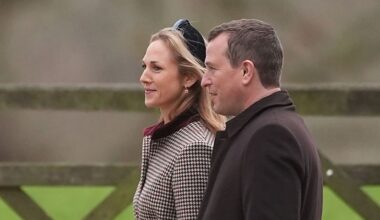 Solo necesitas una diadema de terciopelo para ir bien peinada