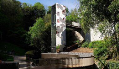 Ascensor urbano junto a un arroyo en Astigarraga de Barru Arkitektura
