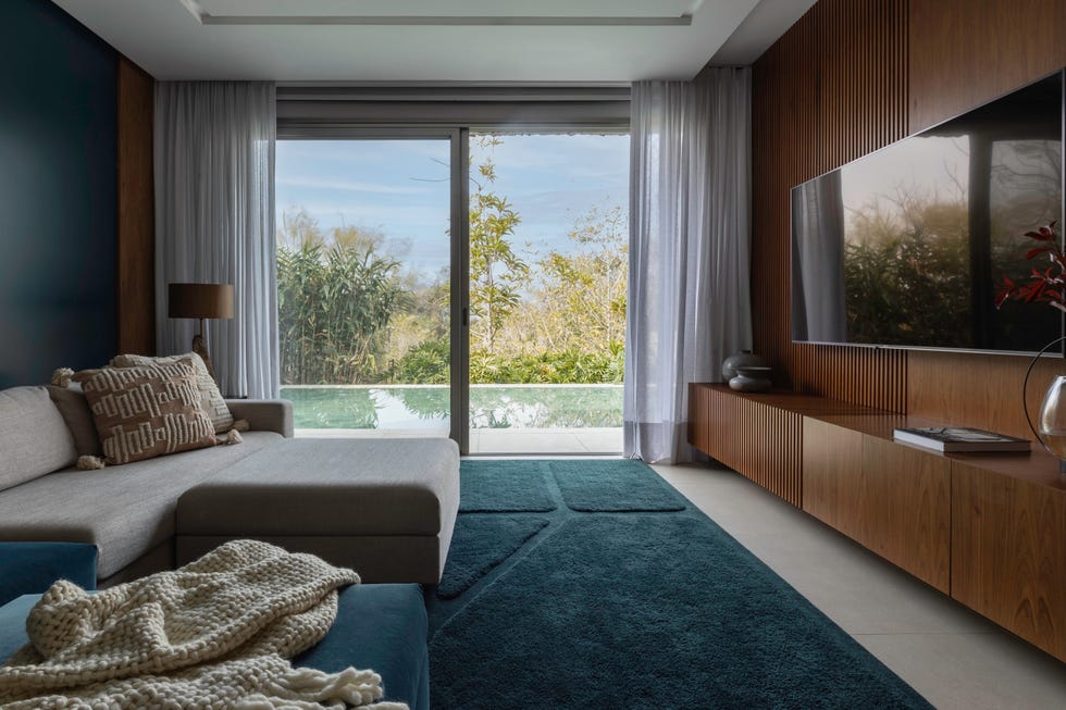 fachada inspirada islandia, suelo espanol, estanque piedra indonesia, casa internacional elegante, abierta y luminosa