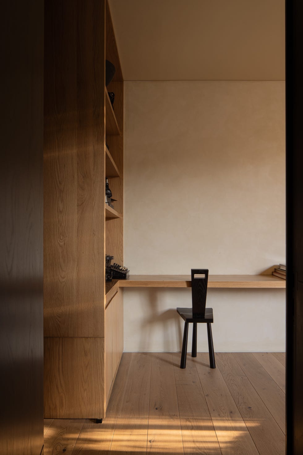 Esta casa de 6 metros de ancho tiene árboles en medio del patio interior y una escalera que atraviesa la casa sin pasar por ninguna habitación casa 6 metros ancho arboles medio patio interior escalera atraviesa casa sin pasar por habitacion