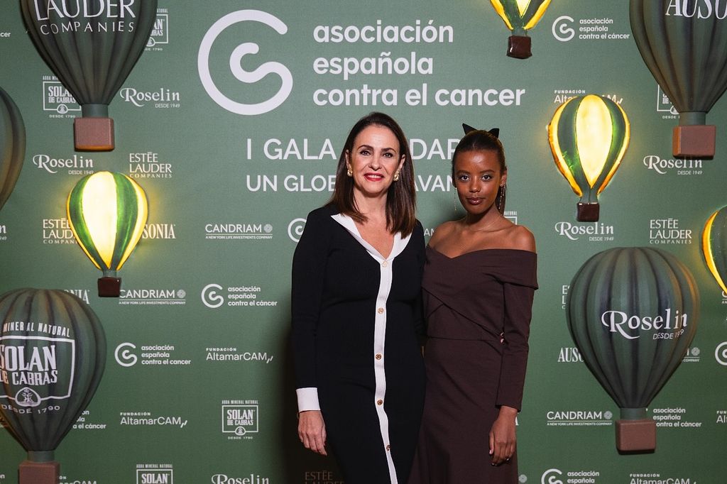 Melanie Olivares, junto a Martina Olivares en la gala solidaria de la Asociación Española Contra el Cáncer