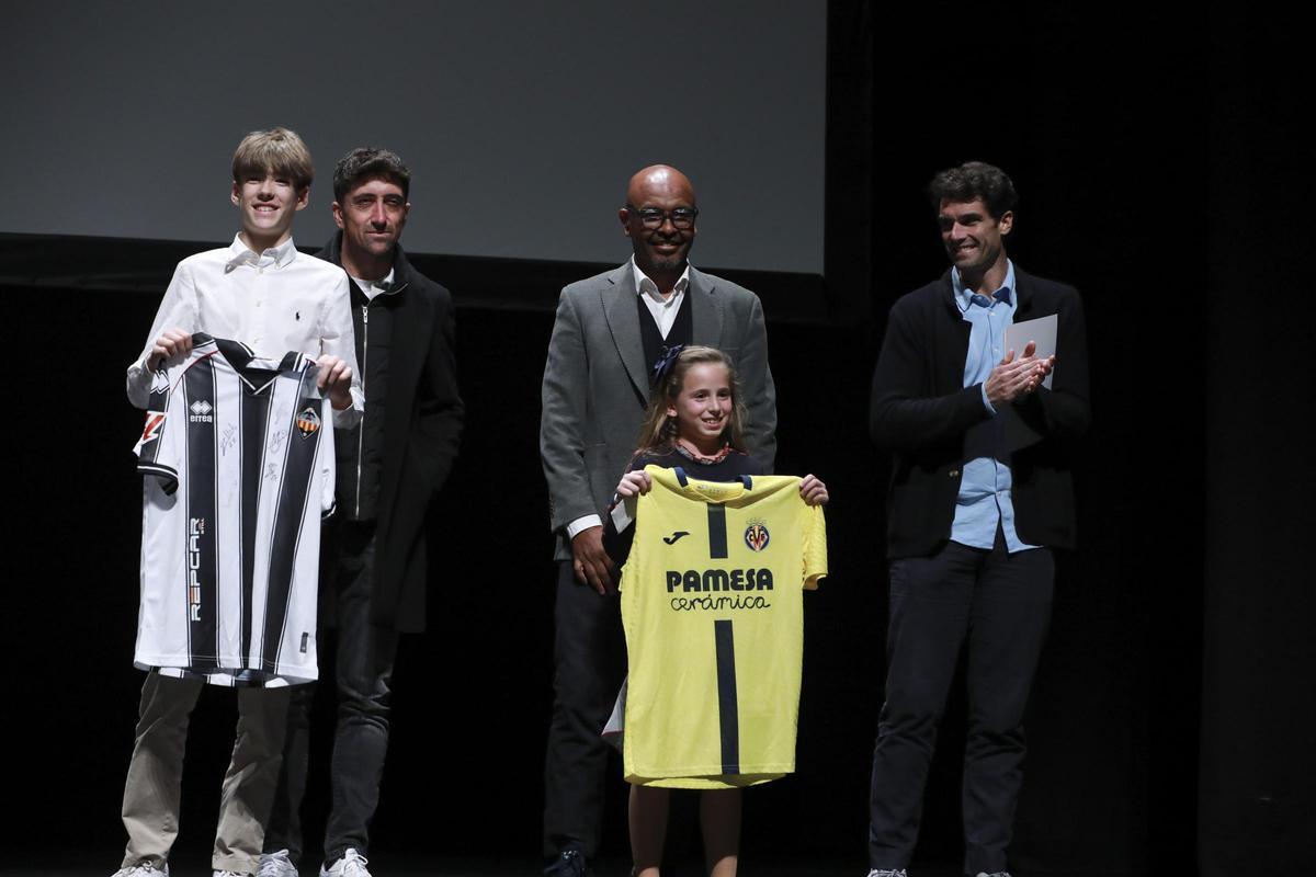 El entrenador del Castellón Pablo Hernández y el director de relaciones institucionales del Villarreal Marcos Senna.