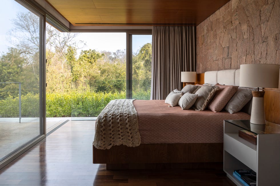 fachada inspirada islandia, suelo espanol, estanque piedra indonesia, casa internacional elegante, abierta y luminosa