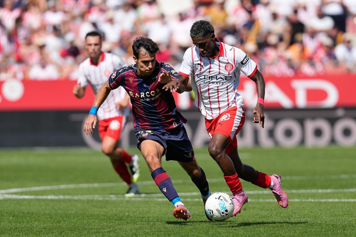 Yaser Asprilla se mide a Manu Sánchez