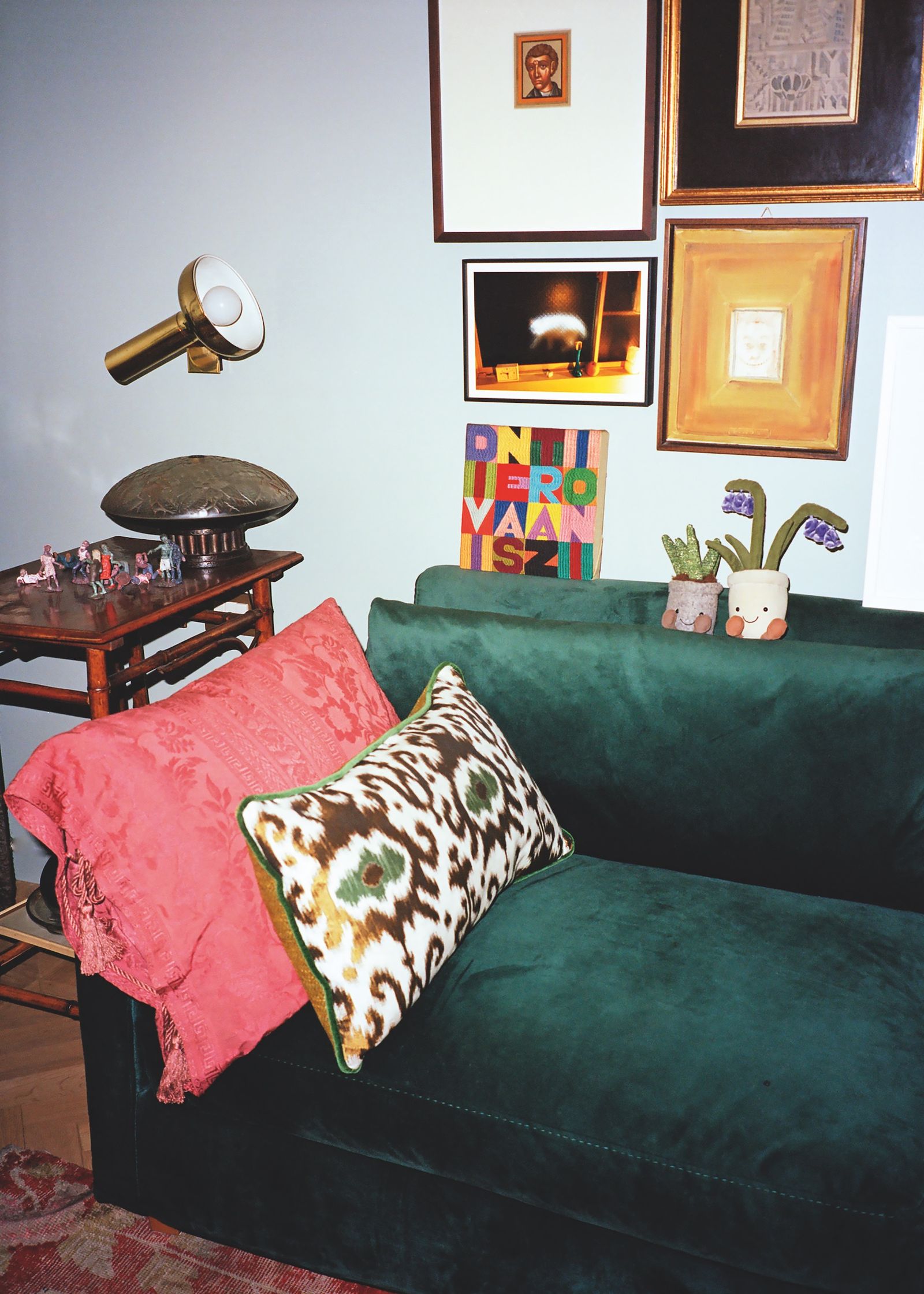 Salón con sof verde de terciopelo