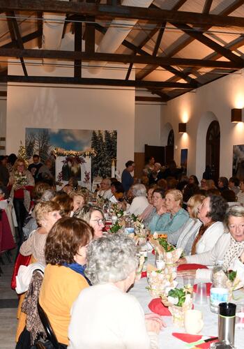 La asociación “Molino de Fuego” celebra la Navidad con una merienda