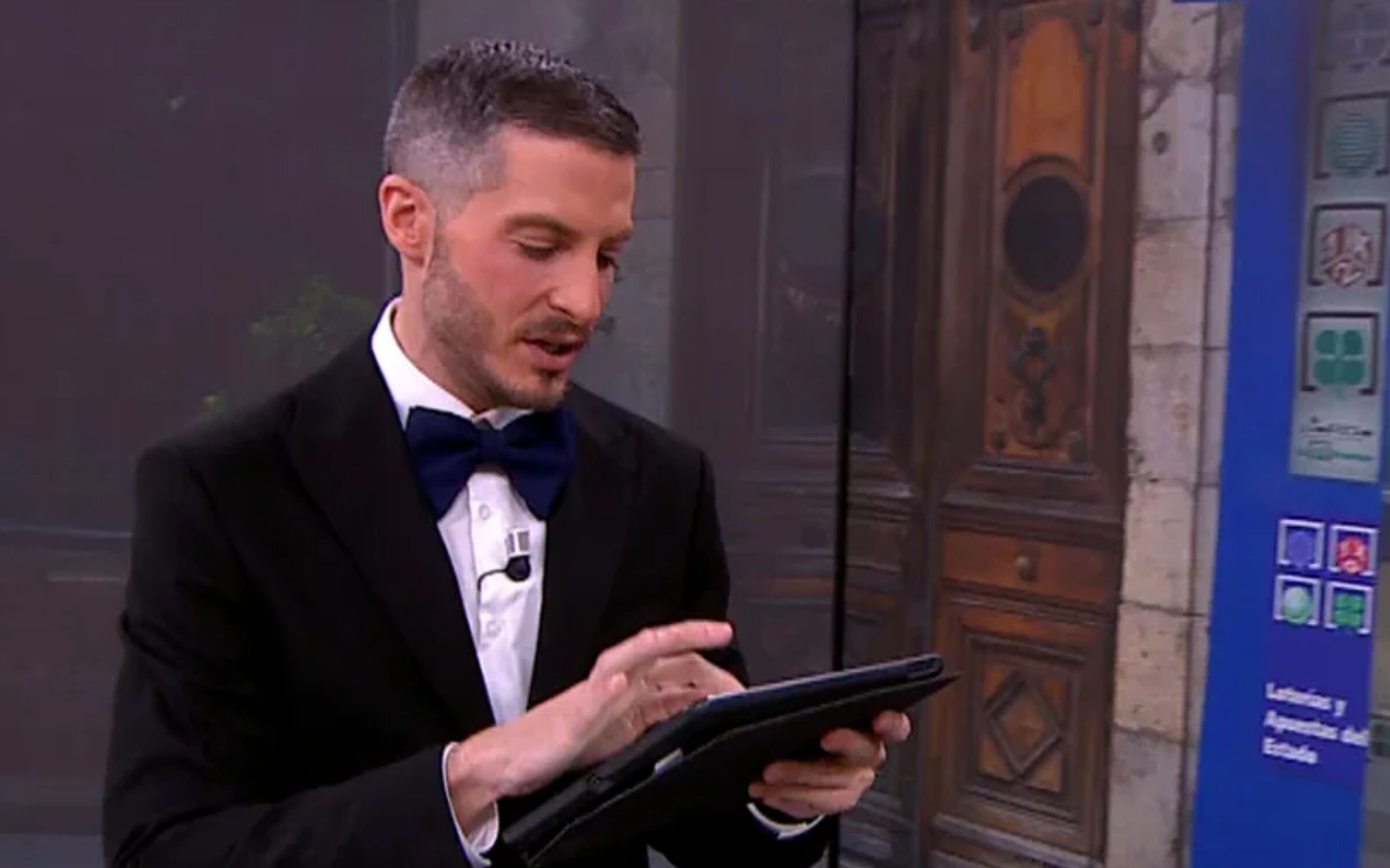 Nando Escribano en 'Espejo público' comprobando décimos de lotería