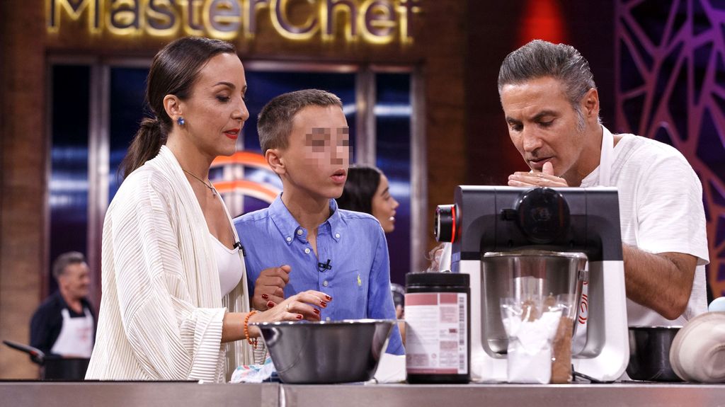 Verónica Fernández y el joven Manuel visitaron a Pitingo cuando este concursaba en 'MasterChef Celebrity 9'