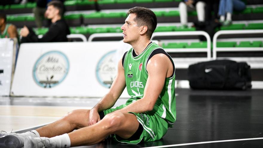 Albert Lafuente, sentado en el parquet, tras una acción durante un partido del Cáceres.