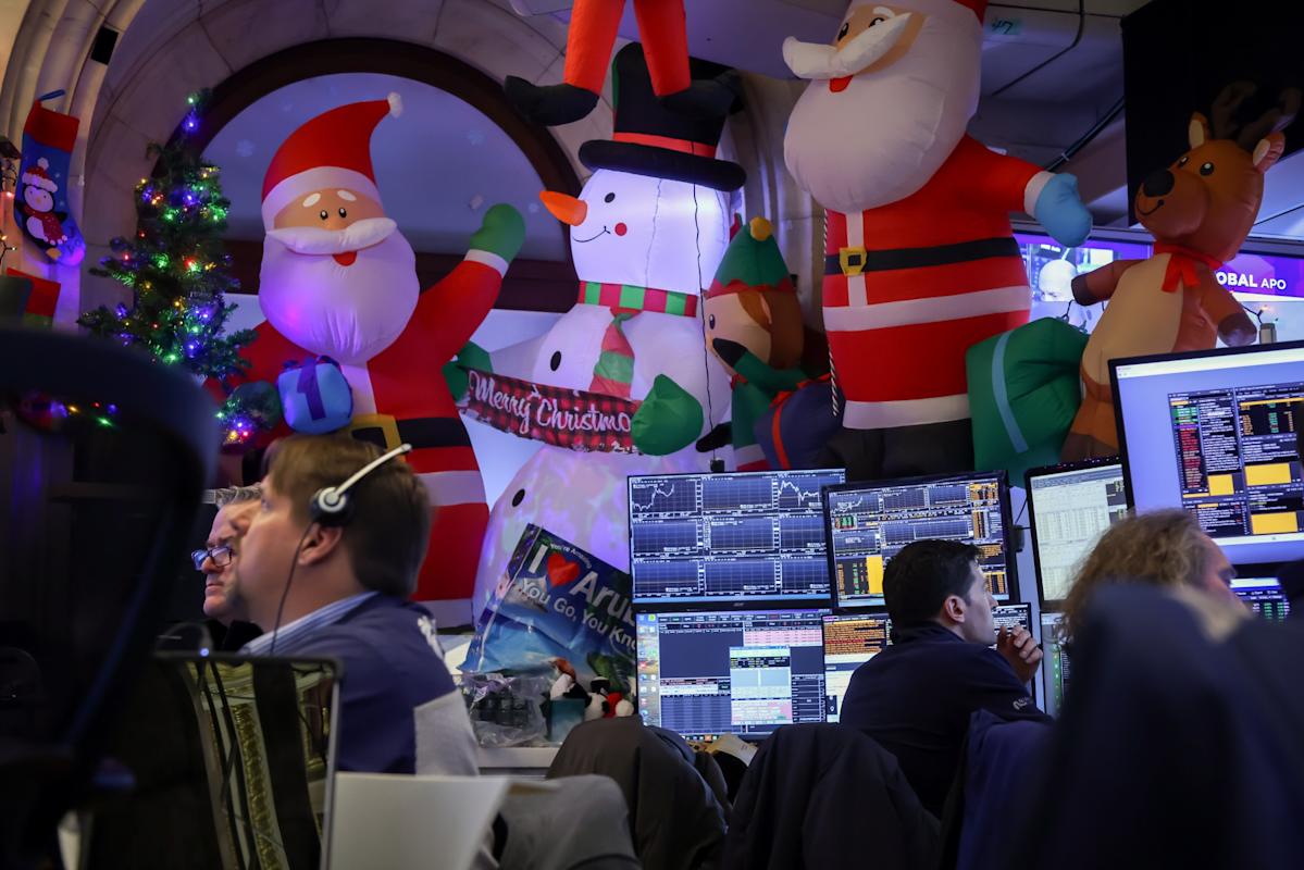 Wall Street opera con cautela antes de Navidad y se mantiene cerca de récords históricos