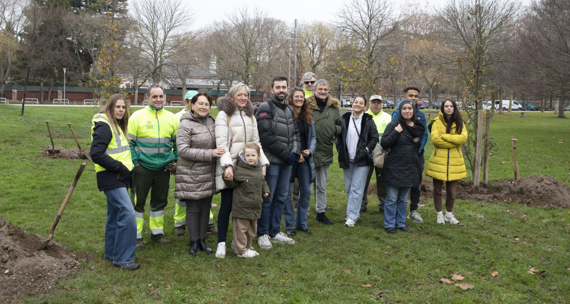 Diferentes asociaciones plantan arbolado y semillas de flores en el parque de Antoniutti para cerrar las actividades en torno al Día Internacional de las Personas Migradas