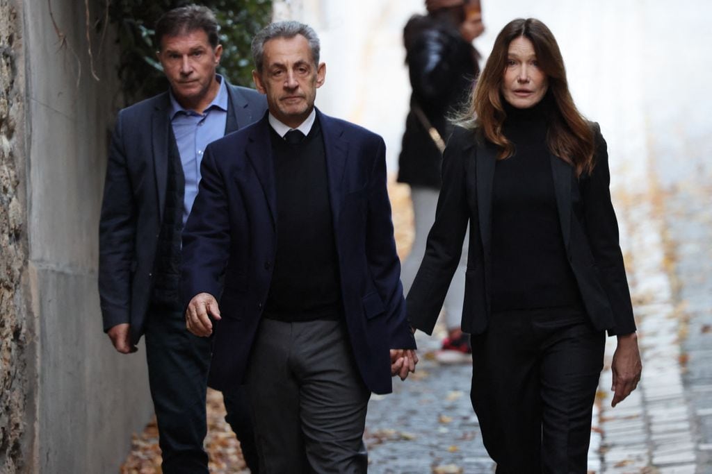 Nicolas Sarkozy y Carla Bruni Sarkozy, visiblemente afectados antes de que el expresidente entre en la cárcel para cumplir una condena de cinco años