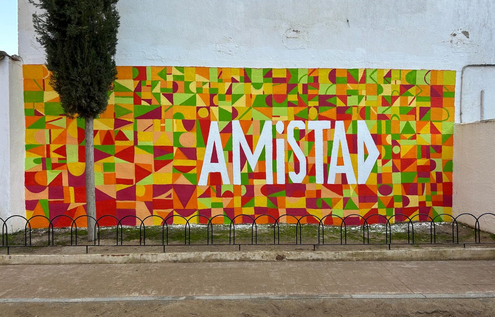 Los alumnos del Calasanz ‘dejan su huella’ con el mural ‘Amistad’ en el patio de su colegio