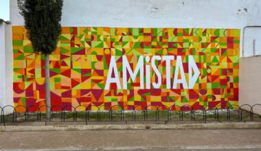 Los alumnos del Calasanz ‘dejan su huella’ con el mural ‘Amistad’ en el patio de su colegio