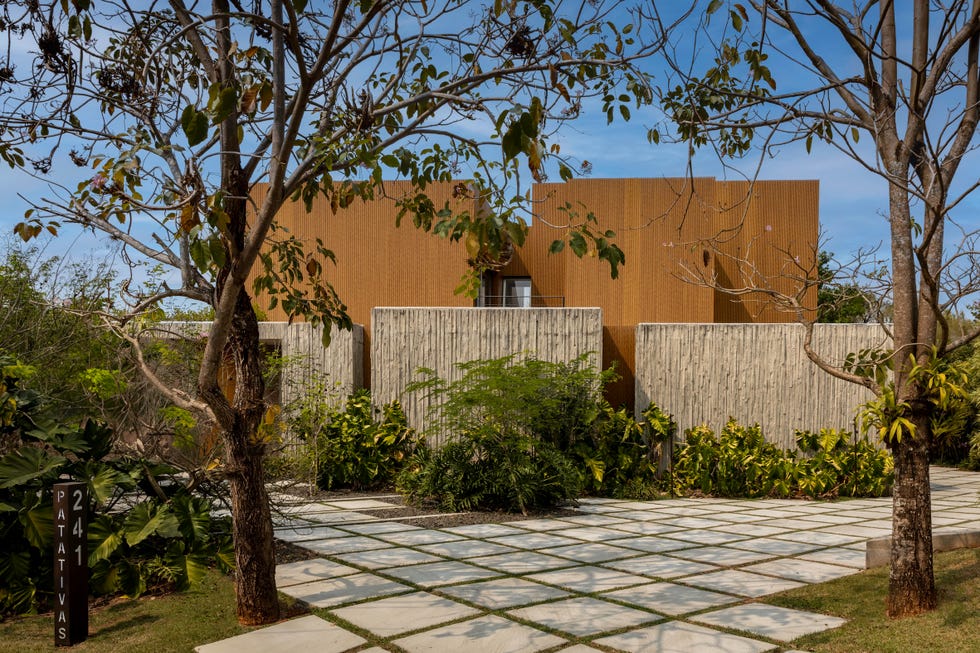 fachada inspirada islandia, suelo espanol, estanque piedra indonesia, casa internacional elegante, abierta y luminosa