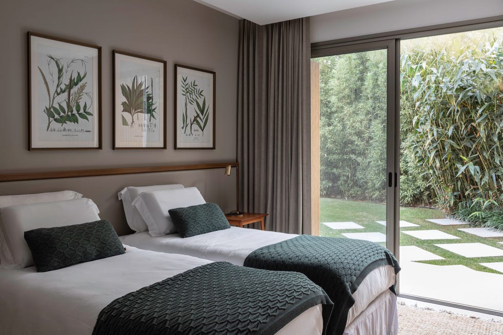 fachada inspirada islandia, suelo espanol, estanque piedra indonesia, casa internacional elegante, abierta y luminosa