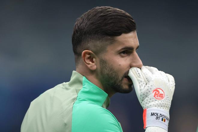 Moldovan, en un calentamiento del Atlético de Madrid (FOTO: Cordón Press).