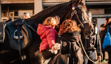 Gent esperant al voltant dels camions de Bombers de Barcelona al Festival de la Infància