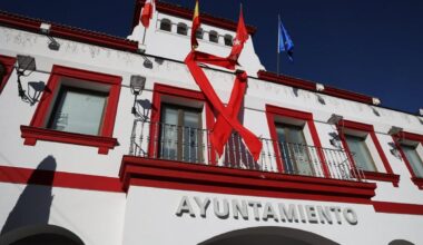 Gran lazo rojo simboliza el Día Mundial contra el Sida en la Casa Consistorial