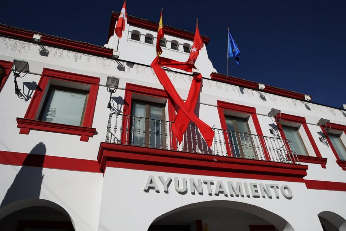 Gran lazo rojo simboliza el Día Mundial contra el Sida en la Casa Consistorial