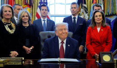 Trump anuncia plan para rescindir las normas de eficiencia de combustible para vehículos promulgadas por Biden