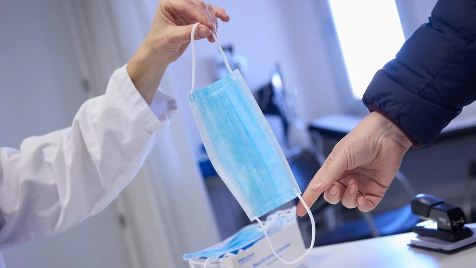 Madrid recomienda mascarilla en hospitales y centros de salud desde el lunes por el fuerte aumento de la gripe