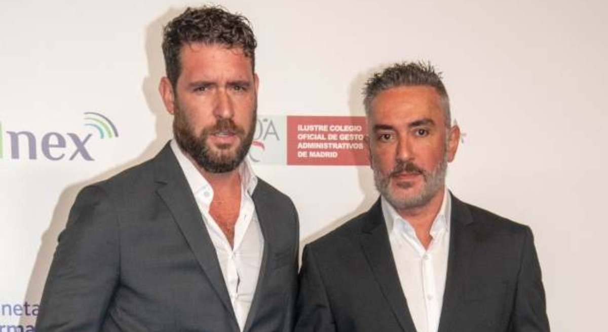 Fran Antón, marido de Kiko Hernández, se encadena a las puertas de su local y se declara en huelga de hambre