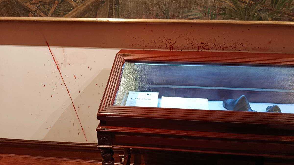 Pintura roja debajo del cuadro atacado en el Museo Naval (Foto: Aurelio Ruiz Enebral).