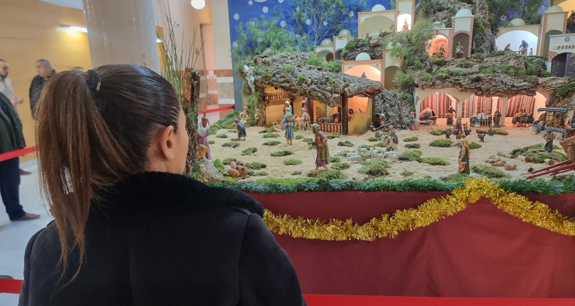 Valdepeñas inaugura su Belén Municipal con un centenar de figuras y villancicos navideños
